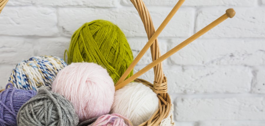 pelote-de-laine-au-crochet-dans-un-panier-en-osier.jpg